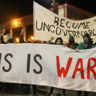 Una pancarta alzada este miércoles en las manifestaciones de la Universidad de Berkeley contra la conferencia de Milos Yiannopoulos.