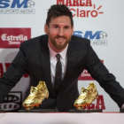 Leo Messi posa con sus cuatro Botas de oro.