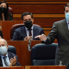 Igea ríe y aplaude una de las intervenciones de Fernández Mañueco en el pleno. NACHO GALLEGO