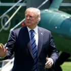 Trump saluda tras bajar del helicóptero que le ha trasladado de regreso a la Casa Blanca, este viernes.
