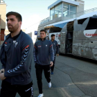 Los jugadores del Albacete, llegando ayer al Clínico de Zaragoza, donde quedó ingresado Pelayo Novo.