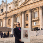 El presidente de la Asociación pro Beatificación de Antonio Gaudí, José Manuel Almuzara, muestra un cartel sobre el genio catalán.