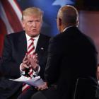 Trump expone sus argumentos al presentador de la NBC Matt Lauer, este miércoles, en Nueva York.