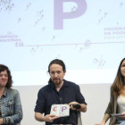 El secretario general de Podemos, Pablo Iglesias, y las diputadas moradas Ione Belarra y Sofía Castañón