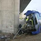 El choque afectó a la parte derecha del autobús, que quedó completamente destrozada