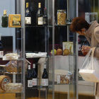 Una mujer observa un escaparate con productos de León. FERNANDO OTERO