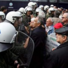 Pensionistas tratan de acceder a la sede del gobierno griego.