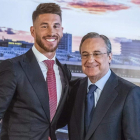 Sergio Ramos y Florentino Pérez, durante el acto de renovación del sevillano.