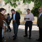 Silván saluda a dos vecinas del Ejido junto a García Prieto y a Donato Pérez