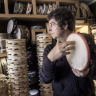 Kepa Junkera, tocando una pandereta durante el proceso de creación de su nuevo disco.