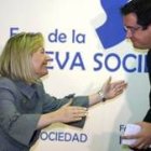 Amparo Valcarce y Óscar López, en el Foro Nueva Sociedad