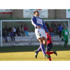 El futbolista Diego del Castillo en un encuentro con la camiseta de La Bañeza F.C. SECUNDINO PÉREZ