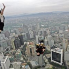 Dos paracaidistas saltan desde la Torre Kuala Lumpur