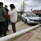 Un coche sufrió ayer un accidente en el rotonda de la Universidad