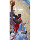 Ibaka entra a canasta ante dos jugadores lituanos.