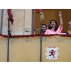 Arriba, Ruth Fernández durante el pregón acompañada por el alcalde. Abajo a la izquierda, Carolina Rodríguez siguiendo el discurso de su entrenadora.