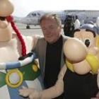 Uderzo posa junto a Asterix y Obelix en el aeropuerto de Bruselas