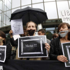 Fotografía de archivo en la que miembros del grupo feminista «La Barbe» protestan contra DSK.