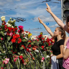 Dos mujeres hacen el signo de la victoria en el lugar donde falleció un manifestante. TATYANA ZENKOVICH