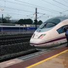 Un tren AVE en la estación de Figueres.