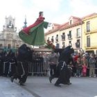 Cofrades del Nazareno pujando a San Juanín en un momento de la carrera el Viernes Santo en Astorga