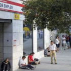 Las colas se repiten a la puerta de la oficina de empleo.