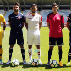 Los jugadores de la Cultural actuaron ayer de improvisados modelos para presentar las nuevas equipaciones con que jugarán en Segunda División. MARCIANO