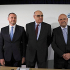 El presidente de Abertis, Salvador Alemany, en el centro, junto al consejero delegado, José Aljaro, a su derecha y el director de comunicación, Juan Manuel Hernández Puértolas.