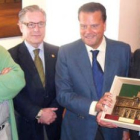 Amilivia recoge la placa que le entrega el alcalde de Miranda de Ebro, Fernando Campo.
