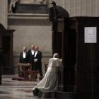 El papa Francisco se confiesa en la basílica de san Pedro.