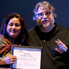 Guillermo del Toro  entrega becas a jóvenes mexicanos.