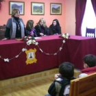 La alcaldesa de Riello explicó a los estudiantes el funcionamiento del consistorio.