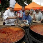 Varios cocineros reparten raciones de judías en Segovia