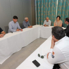 Fierro en el centro, ayer al presidir la Junta Local del PP de Ponferrada en el hotel Celuisma.
