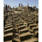 Elaboración de adobes en un pueblo leonés.