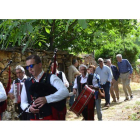Los Gaiteros de Corporales acompañaron el paseo por Villar del Monte con su música. F. POLLÁN