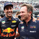 Daniel Ricciardo recibe las felicitaciones de Christian Horner tras lograr la pole.
