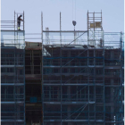 Un obrero trabaja en un edificio en construcción. DL