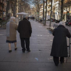 Un grupo de jubilados pasea por la Rambla de Barcelona.