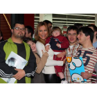 Ana Obregón posa con chicos y chicas de Amidown y sostiene a Ángela, la niña con la que posa en el calendario.