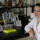Elena Gayo en el laboratorio de Anatomía Patológica de Veterinaria en León.