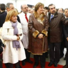 El arquitecto enseña los planos a las autoridades asistentes al acto.