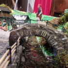 El Belén de Valdefrancos ocupa diez metros cuadrados en la iglesia del pueblo y, bajo la dirección del artista Ángel Rodríguez ‘Pirata’ ha involucrado a los veinte vecinos del pueblo. Un puente romano, en la foto, la iglesia del siglo XVIII, el cementerio y la plaza Mayor son algunos de los escenarios del Nacimiento navideño. CEBRONES