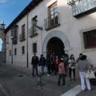 Un grupo de personas sale del nuevo Centro de Interpretación del León Romano.