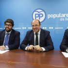 El presidente de Murcia, Pedro Antonio Sánchez, acompañado por el portavoz del grupo parlamentario popular en la Asamblea de Regional de Murcia, Víctor Martínez y el secretario de organización del partido en Murcia, Fernado López Miras.