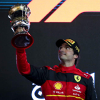 Carlos Sainz con el trofeo que le acredita como segundo. ALI HAIDER