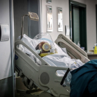 Un enfermo de covid recibe tratamiento en una unidad de cuidados intensivos. EFE