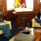 El guardia civil Alfonso Santos es recibido por el alcalde en su despacho.