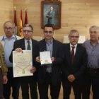 Instante del acto de ayer en el que el IES Ornia recibió la Medalla de Oro de la ciudad. JESÚS F. SALVADORES