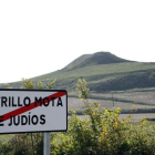 Cartel indicador a la salida del pueblo burgalés de Castrillo Mota de Judíos. RICARDO ORDÓÑEZ